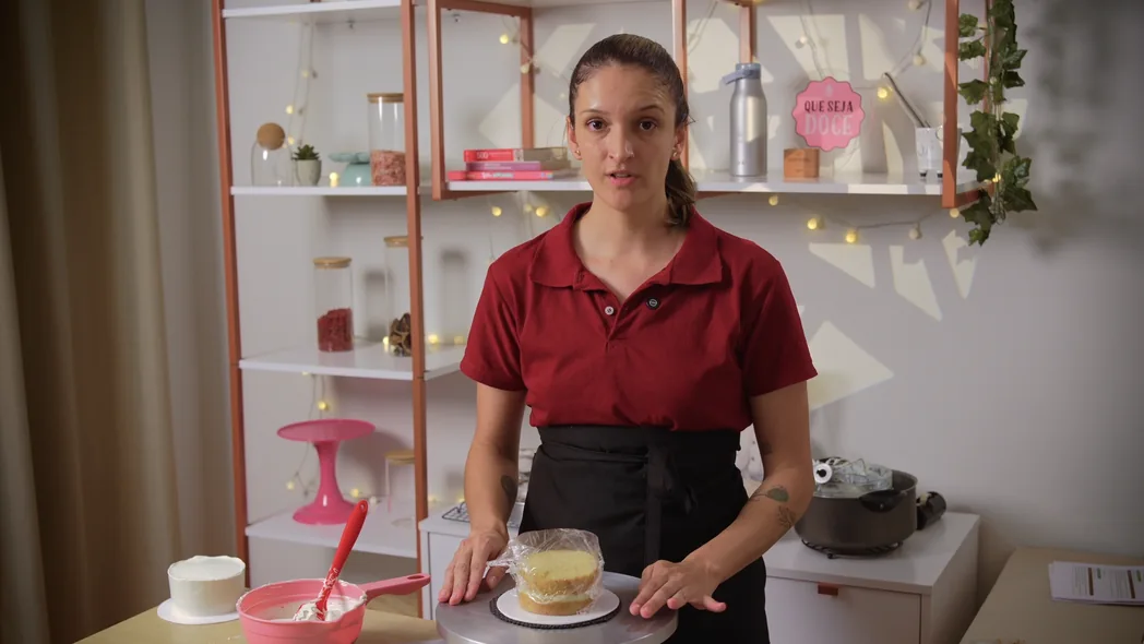Cena da aula de recheios e montagem: Amanda demonstra o preparo e a montagem de um bentô cake