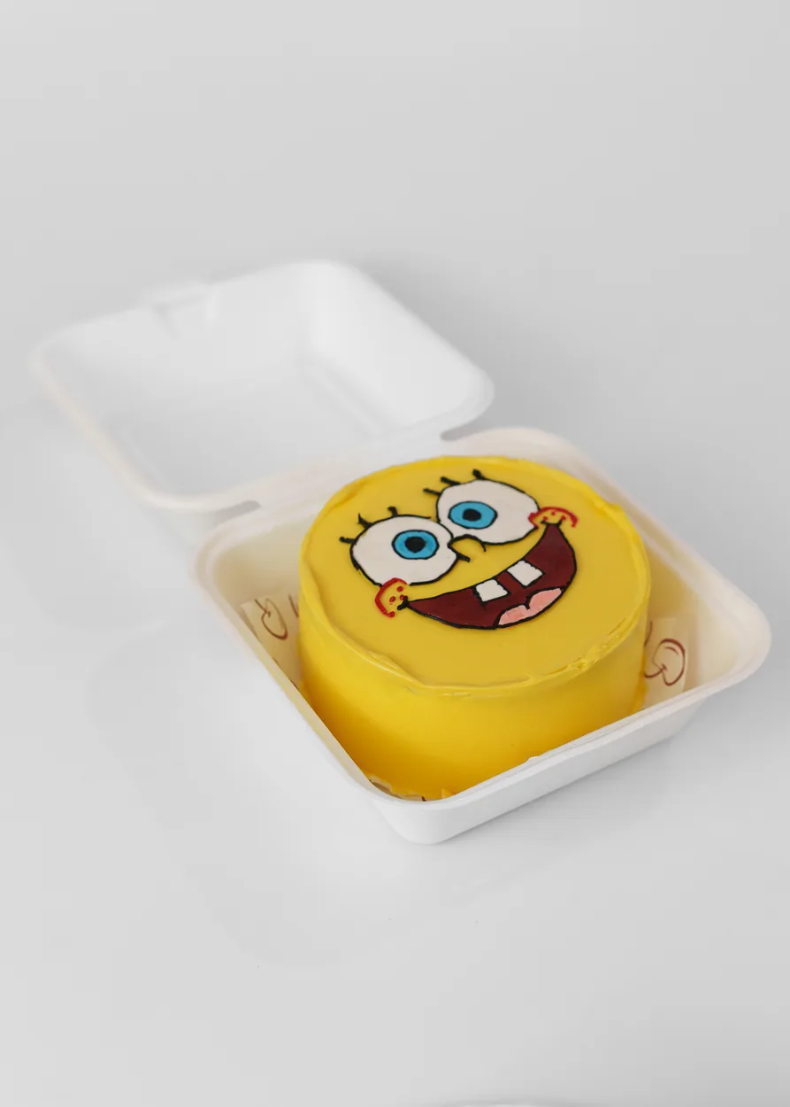 Bentô cake amarelo com decoração do personagem Bob Esponja