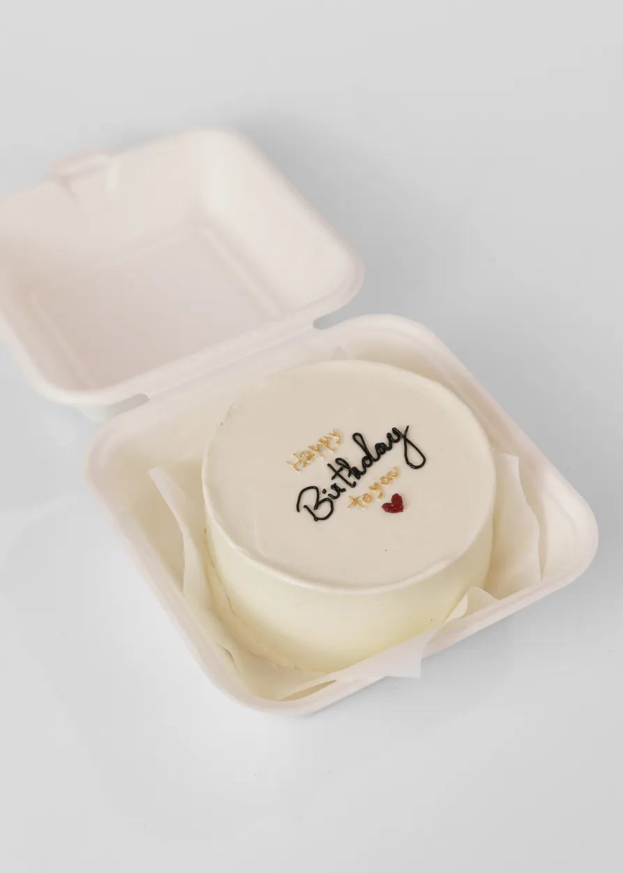 Bentô cake branco com a mensagem Happy Birthday