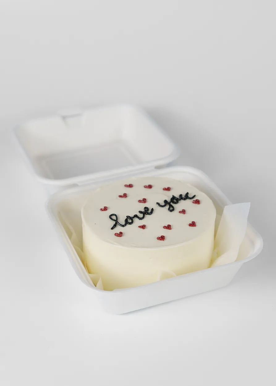 Bentô cake branco com a inscrição Love You e pequenos corações vermelhos