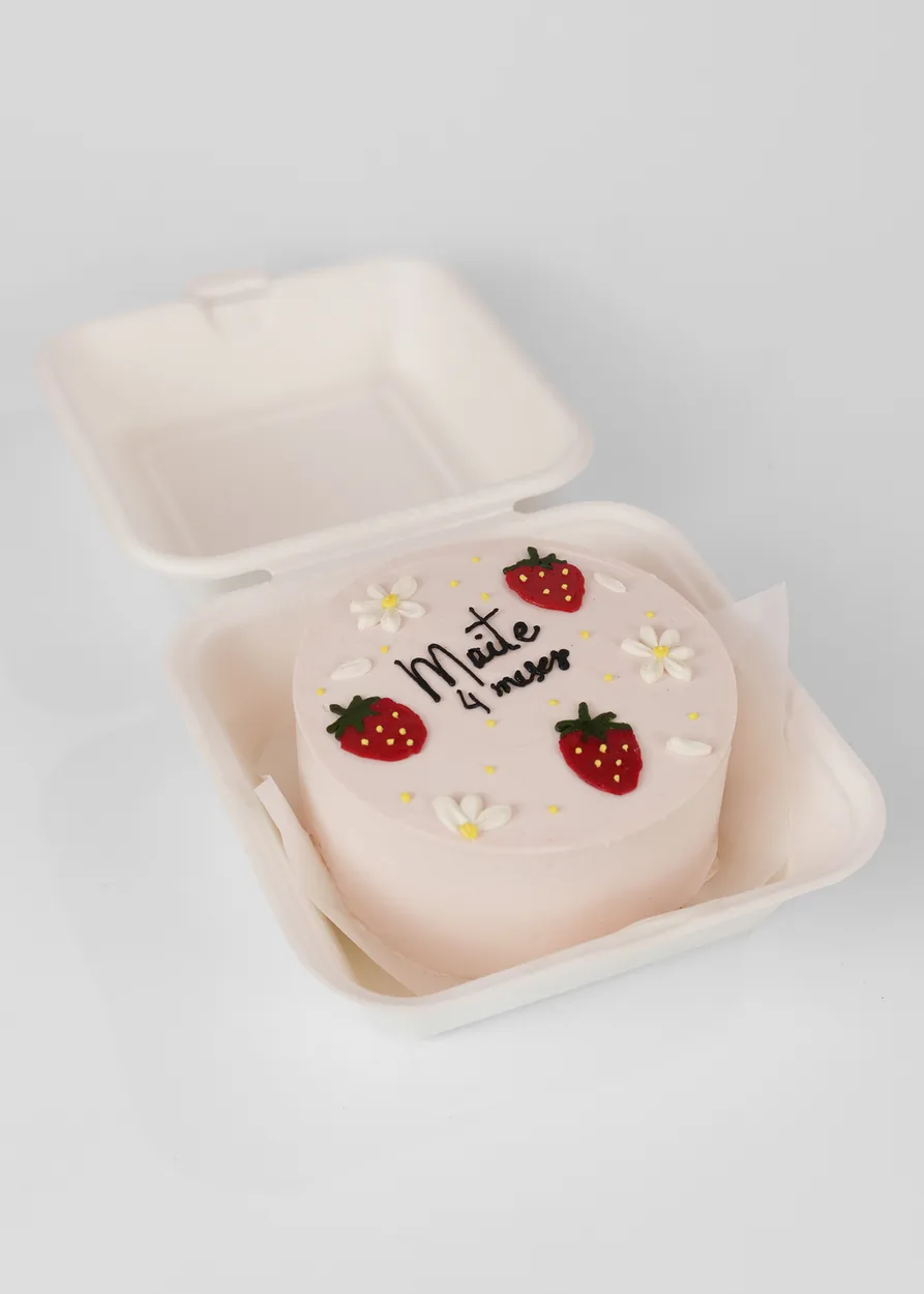Bentô cake rosa com morangos vermelhos e flores brancas