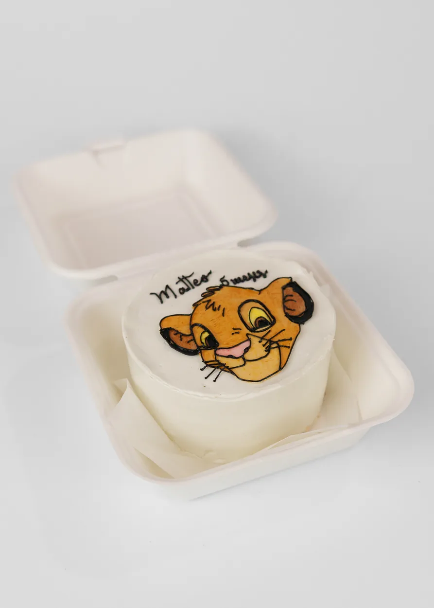 Bentô cake branco com desenho do personagem Simba e mensagem de aniversário