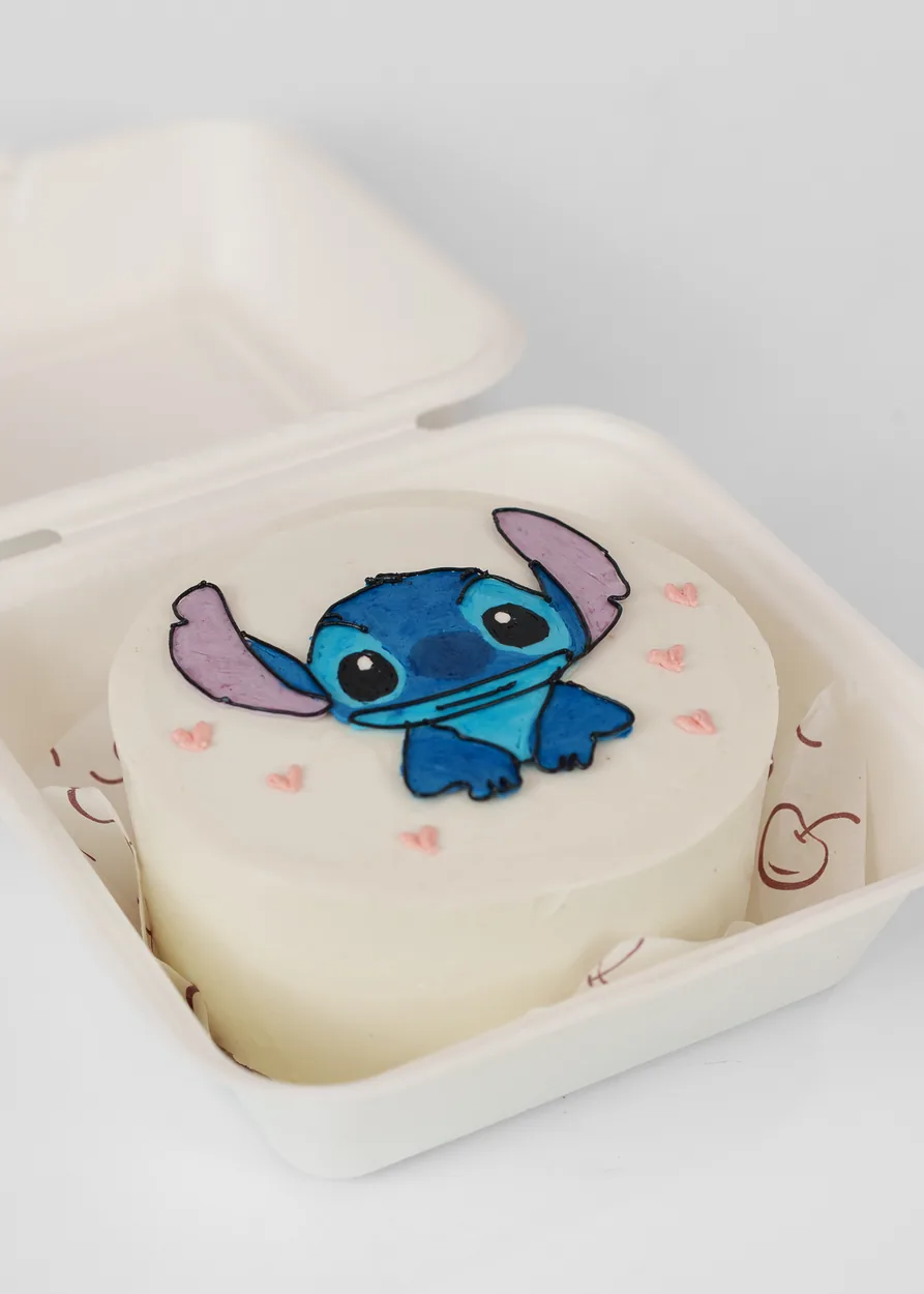 Bentô cake branco com o personagem Stitch e corações rosados